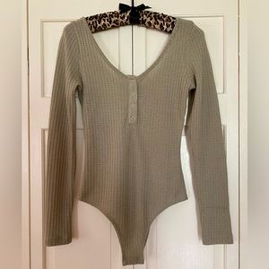 Long sleeve Scoopneck, Tight Tee Bodysuit, size small